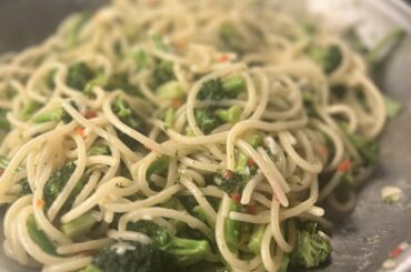 Pasta con broccoli aglio olio e pepperocino