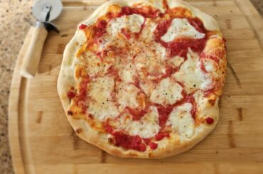 14" Pizza with crushed tomatoes, fresh mozzerella, basil-flavored oil, and crushed pepper.