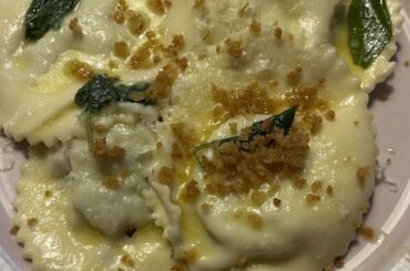 Tonight I made ravioli with ricotta/spinach/lemon zest/parmigiano/nutmeg. Served it with a butter sauce with sage. Pangratatto and even more Parmigiano on top!