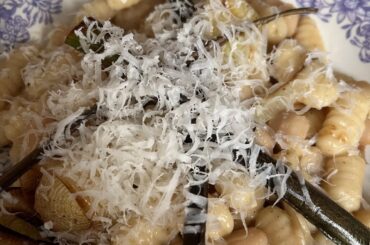 Malloreddus with a sauce made of leek, beans, miso and lemon. I also added some fried crisps of the leeks green part with a decent amount of Parmigiano on top 🍝