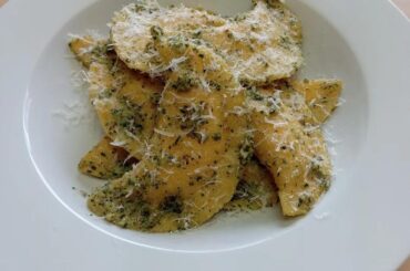 Mezzaluna with pecan pesto