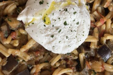 Another pasta (homemade strozzapretti) … roasted eggplant/aubergine with slowcooked cherry tomatos, some chili and basil in there as well. Served with a burrata. Pretty nice stuff!