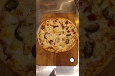 #short #shorts #viral  SPICY PINEAPPLE PIZZA #woodfirepizza #delhistreetpizza #pizzologypizza #food