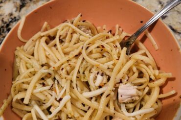 Fettuccine with chicken, pesto, mozzarella, and red pepper