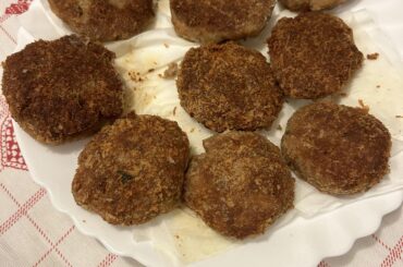Polpette with minced beef & pork, parmesan, eggs, garlic, mint and bread crumbs for dinner.