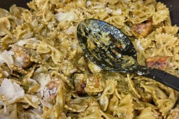 Chicken Pesto with cheesy garlic bread