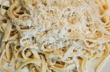 authentic italian fettuccine alfredo (fettuccine al burro). one of the easiest pasta recipes i've made and no cream needed!