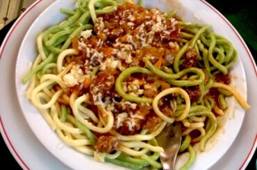 Egg and spinach noodles. With bolognese flavor