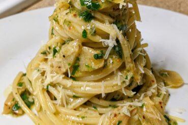 Aglio e olio e peppe with parsley and parmigiano reggiano 🤌