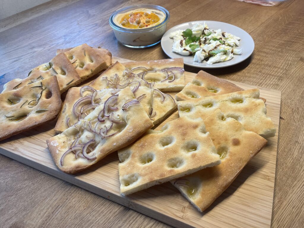 Focaccia genovese (bianco/rosmarino/cipolla)
