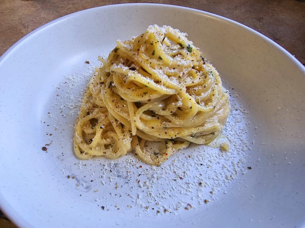 Spaghetti al burro with chives