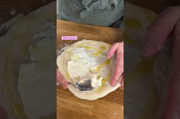 Pizza sandwich med mortadella og burrata - Opskrift fra Nemlig -  #recipe #food #cooking #pizza