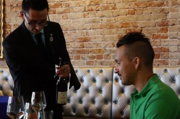 Sommeliers Teach: Proper bottle service "Sparkling and Still Wine"