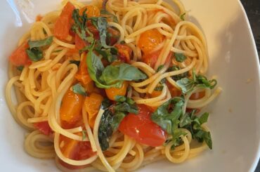 Simple spaghetti pomodoro