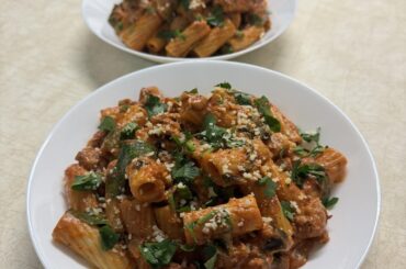 Rigatoni & chorizo rose marinara with roasted pepper pesto & spinach