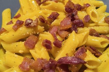 Penne alla carbonara con bacon