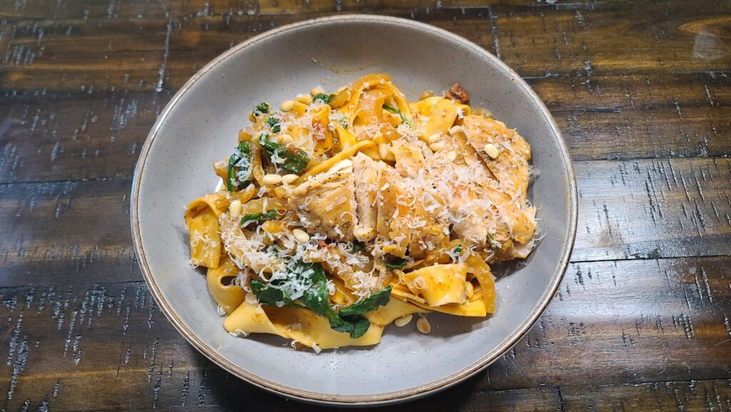 Fennel Spinach Pappardelle with Chicken and Sundried Tomatoes