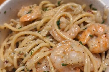 Pasta con gamberi, aglio, burro, prezzemolo, e pepe nero e rosso