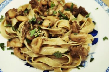 Tagliatelle with mushrooms and beans
