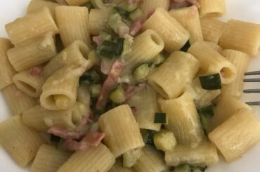 A new experiment of mine: courgette and speck cooked together with onions and evo oil… pasta sautéed in the sauce with a sprinkling of Parmesan. Result: 😋 yummy