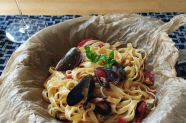 Fettuccine al cartoccio with mussels