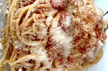 I like to eat my pasta pomodoro with a lot of ne ne ne ne neve.