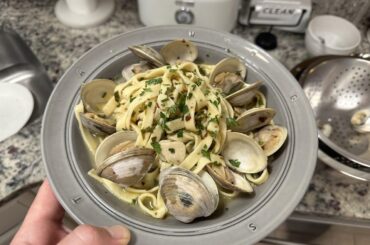 Homemade linguine alle vongole (linguine and clams) I made last night