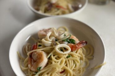 Spaghetti with squid and shrimp in garlic and olive oil