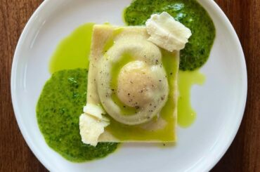 RAVIOLI (spinach, mushroom, egg yolk filling). SAUCE (spinach and parmesan puree, spinach oil). cracked black pepper.