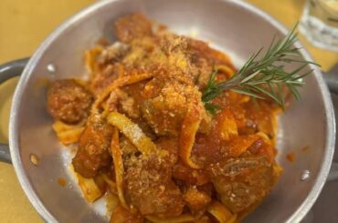 Fettuccini pasta e vino.