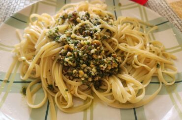 Linguine w chopped basil and garlic from garden and walnuts w olive oil mangia!!!