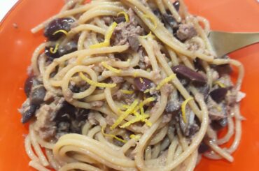 Spaghettoni Tuna, black olives and lemon zest