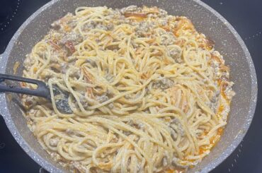 (Homemade) Spaghetti with cream, parmigiano, caramelized red onions and beef sauce. Turned out amazing!