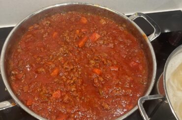 Salve ragazzi ! Made a traditional ragù which slowly cooked at a low heat for 3 hours (yes I did get excited and took a photo after eating half a plate)