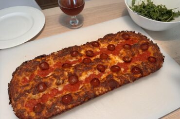Ok so I finally tried making a Detroit-inspired pizza in my vintage pan and holy f yes yes yes