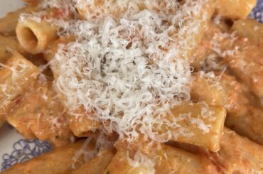 Pasta with roasted tomatos, roasted bell peppers and vodka