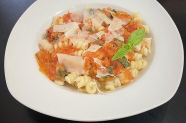 Homemade grated tomato sauce