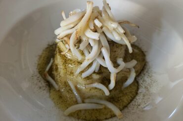 Benedetto Cavalieri linguine with garlic, extra virgin olive oil chili pepper, squids and sea lettuce at Restaurant La Ciottolona (Tuscany)