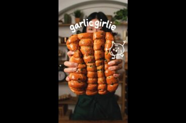 50-Garlic Clove Ribboned Pull-Apart Rolls