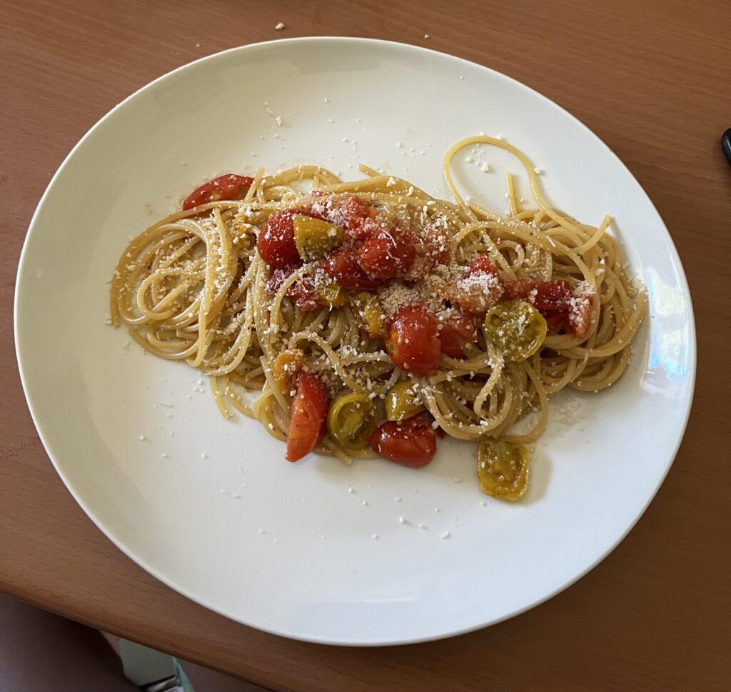 Pasta with olive oil and dresh tomatoes