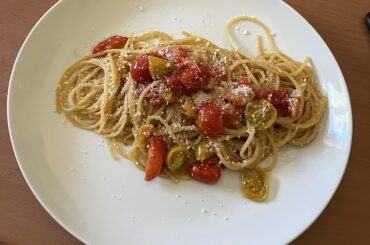 Pasta with olive oil and dresh tomatoes