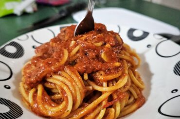 Tomato, garlic and oregano.