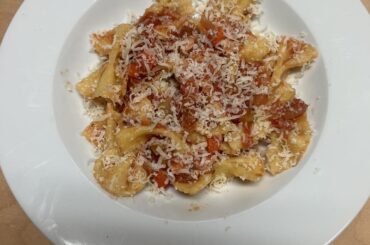 Farfalle with a tomato sauce, olive oil, and chopped vegetables (variation with rosemary and pancetta)