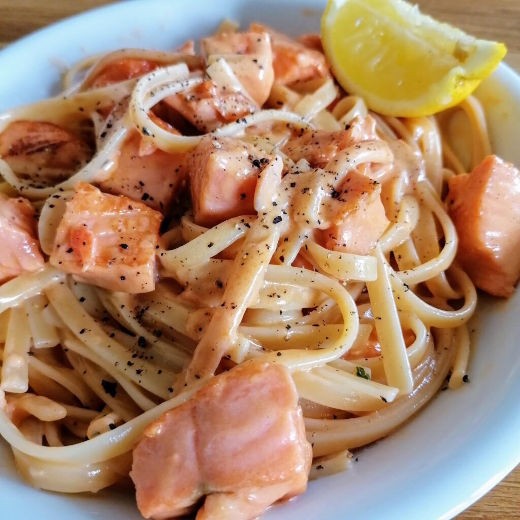 Linguine with salmon in lemon sauce