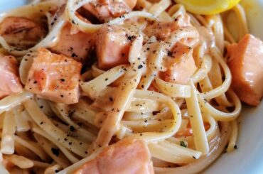 Linguine with salmon in lemon sauce