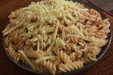 My girls favourite meal: pasta, cheese, and tomato. Simple but perfect. Approved by 11/10 Italians