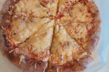 I've made probably 3 pizzas in my whole life, this is number 3, cinque formaggi.