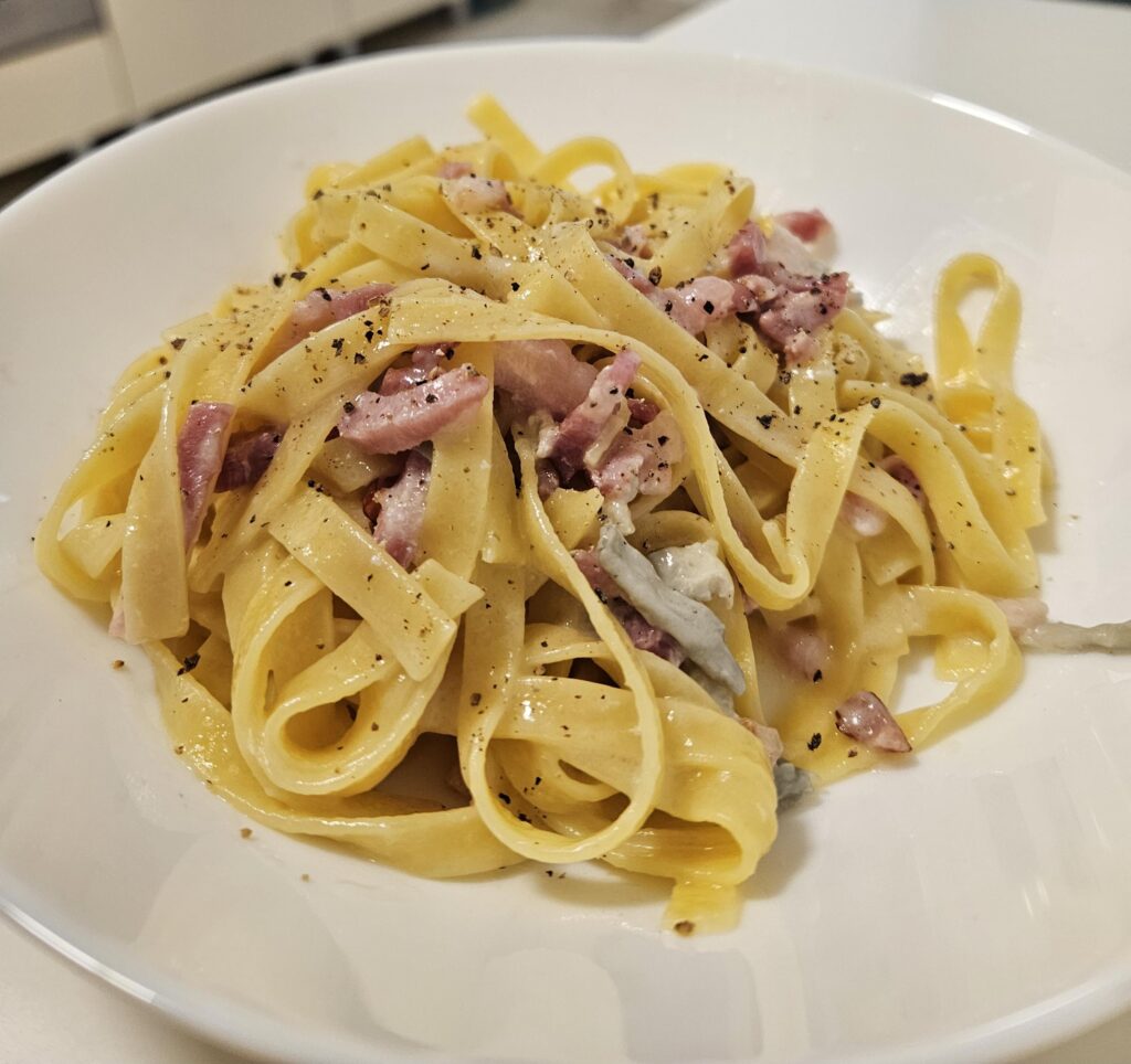 Gorgonzola and bacon pasta
