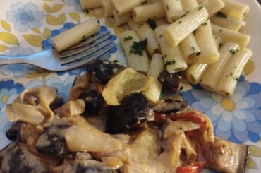 Pastawith garlic and parsley and vegetables