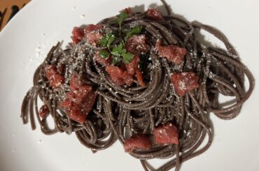 Venere flour spaghetti, with meat tartare, pecorino cheese, olive oil based sauce with basil and small green peppers